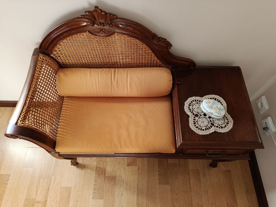 Cadeira-telefone vintage em madeira com gaveta