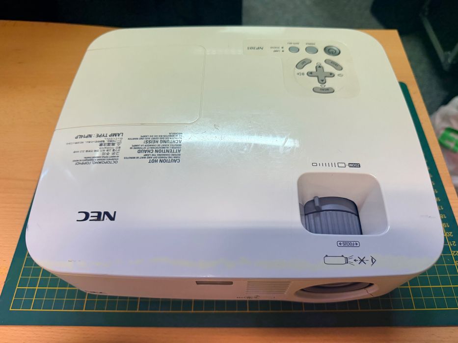 Projektor NEC NP305, sprawny 3000 lumenów