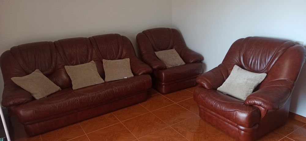 3 Sofás em pele genuína como novos