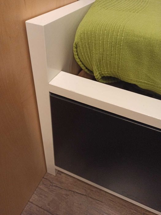 Młodzieżowe łóżko z pojemnikami i materacem, IKEA 1 osobowe. Stan bdb.