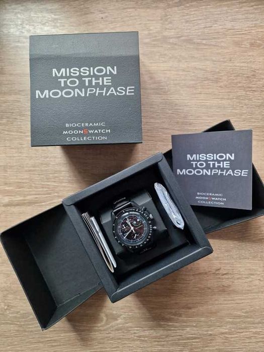 Omega x Swatch - Mission de phase de lune noire Snoopy - SO33B700