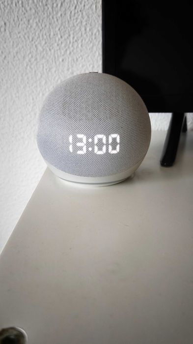 Alexa 4.ª Geração com Relógio