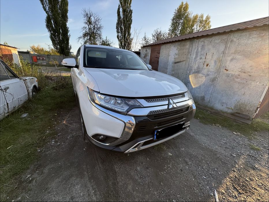 Продаж Mitsubishi Outlander 2021 року