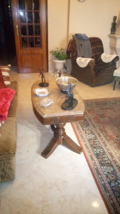 Mesa de centro muito bonita com pedra mármore