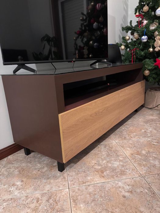 Móvel de TV moderno com tampo em vidro