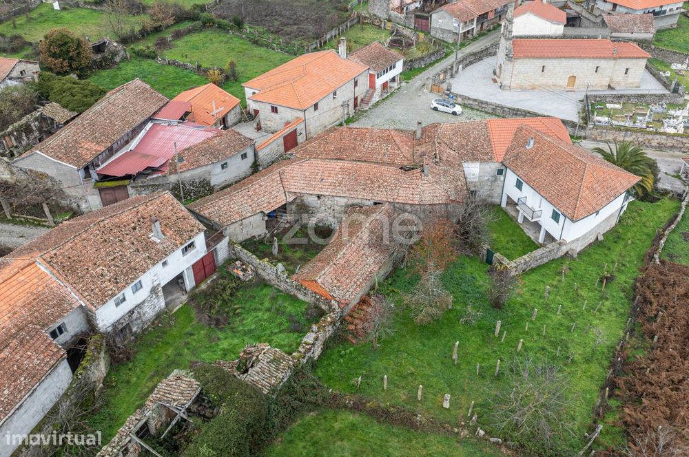 Two-Storey House with South-Facing Courtyard for Reconstruction – Ardãos, Boticas