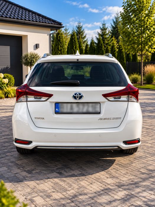 Toyota Auris 2016r hybryda 1.8 benzyna kombi biała automat super stan
