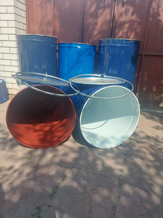 Бочка металлическая 220л. б.у на дві пробки