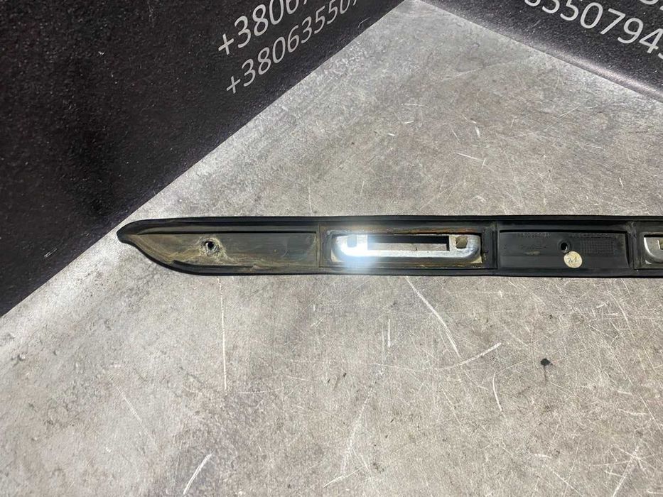 Планка бленда підсвітки номера з ущільнювачем Mercedes W124 1247580096