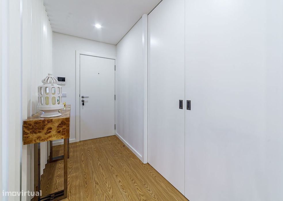 Exclusivo apartamento T3+1 seminovo, com 190m2, três frentes e box
