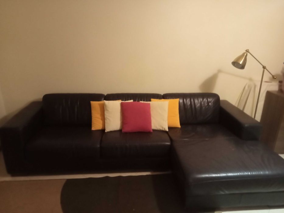 Sofá preto de pele em bom estado