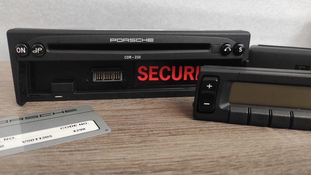 radio 911 PORSCHE 996 / 964 944 / 928 986/ 993 BECKER CDR-21 210 +Etui