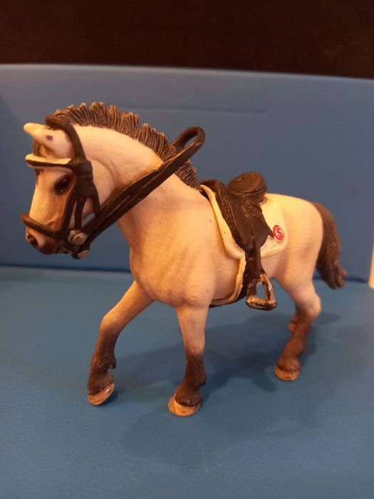 ogłowie i siodło ujeżdżeniowe schleich
