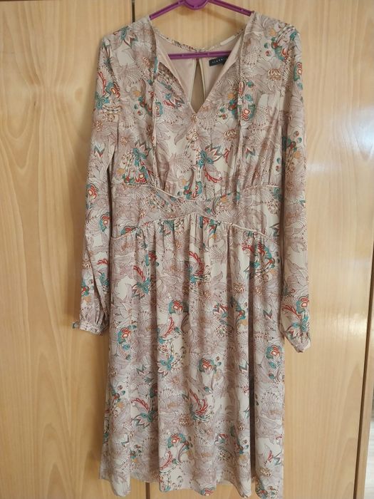 Lote com casacos e vestidos