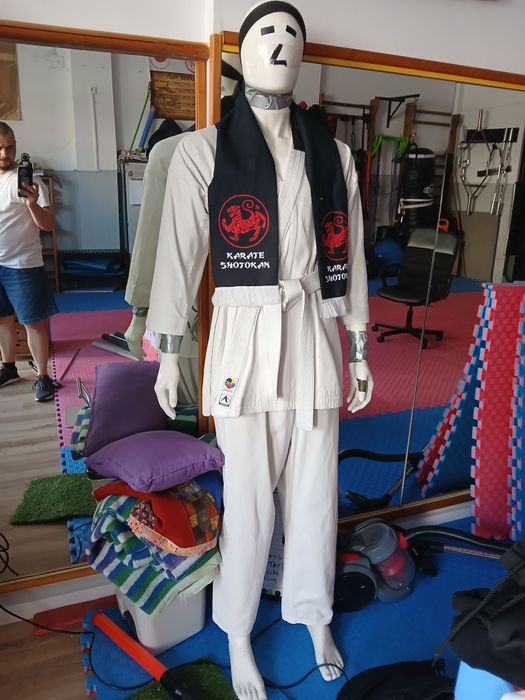 Manequim masculino,  Poisa pés, planta artificial,  estante madeira