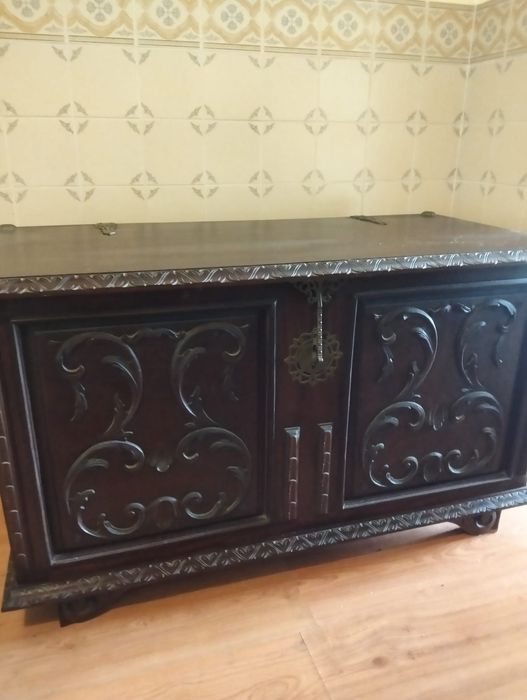 Máquina de costura Singer e móveis de madeira usados