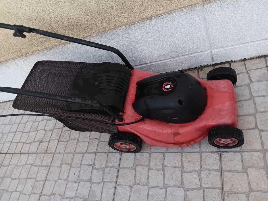 Máquina de cortar relva