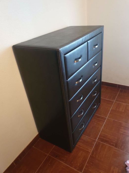 Cómoda em pele falsa