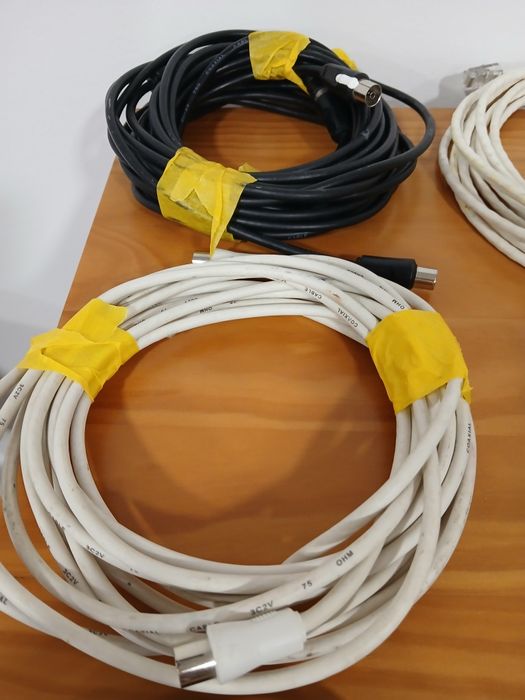 Vários cabos e conector