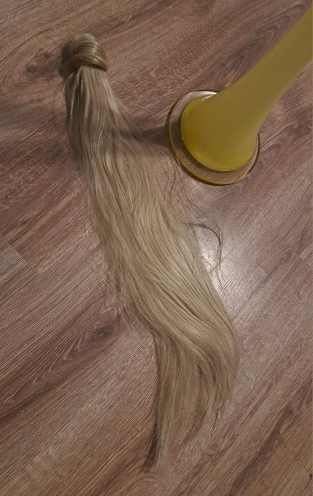 Kucyk oplatany blond.