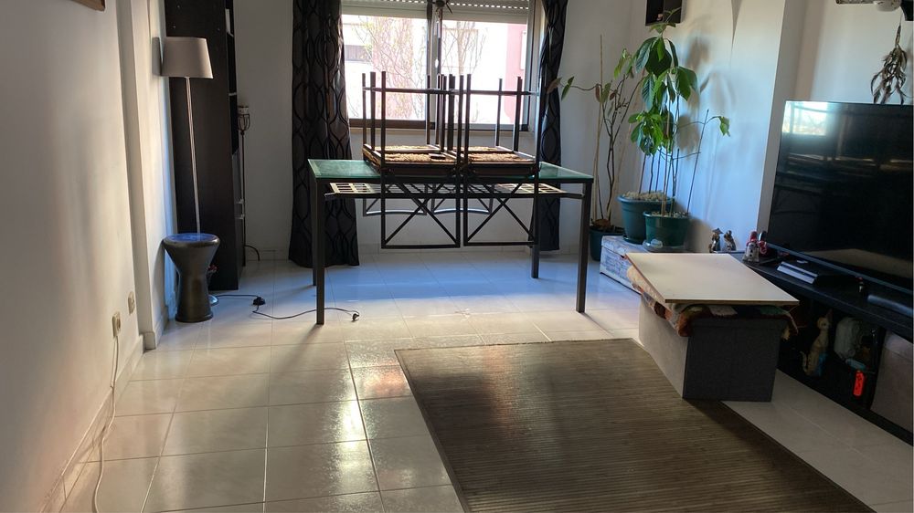 Mesa exterior/interior sem cadeiras