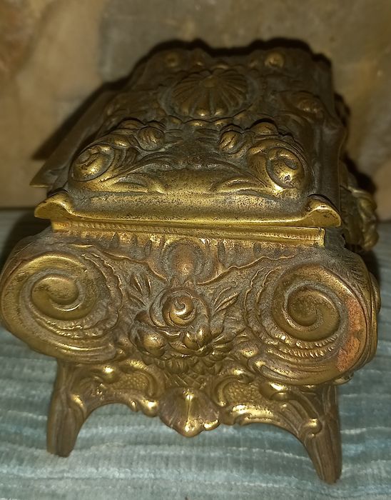 Guarda joias antigo em bronze peso 850g