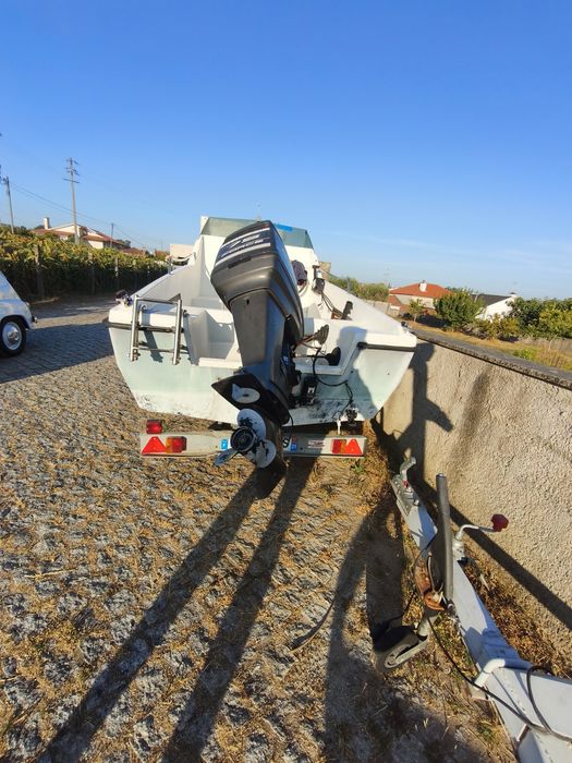 Barco de recreio com motor 75cv e reboque
