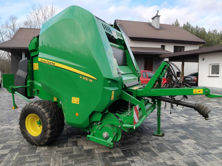 Prasa rolująca belująca do balotów John Deere V451M