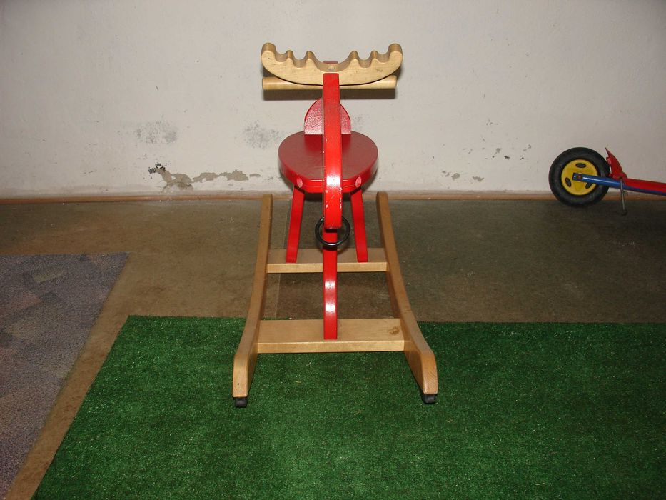 Konik na biegunach drewniany dla dziecka