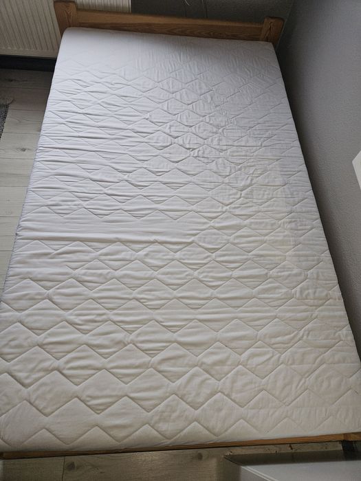 Łóżko sosnowe z materacem