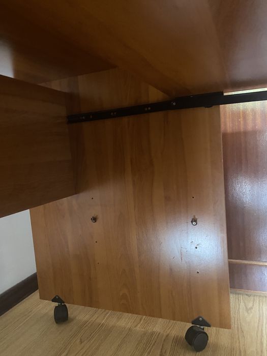 Secretária com rodas