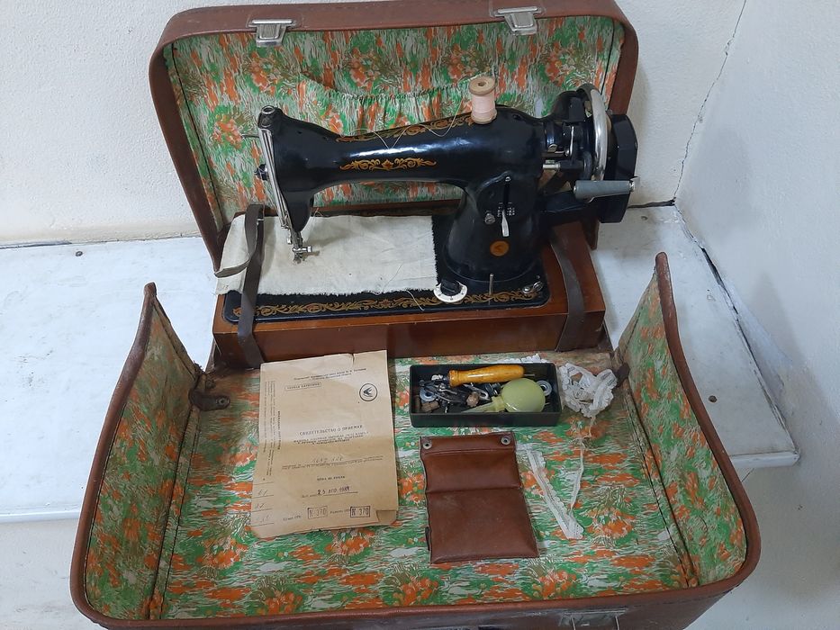 Швейную  машинку продам за 900 гр.