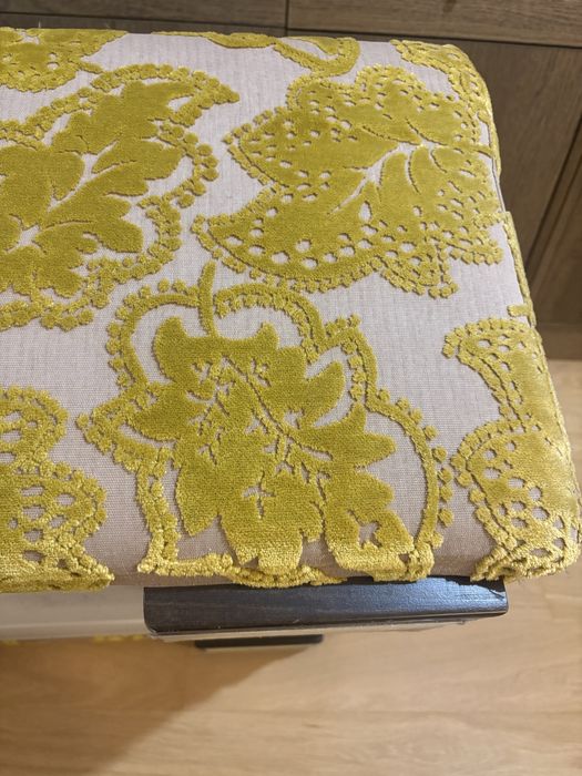 Puff de tecido estruturado com pés