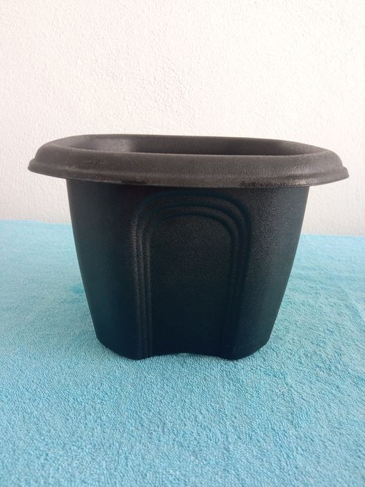 3 vasos para plantas de porte pequeno/médio 2preto+1branco