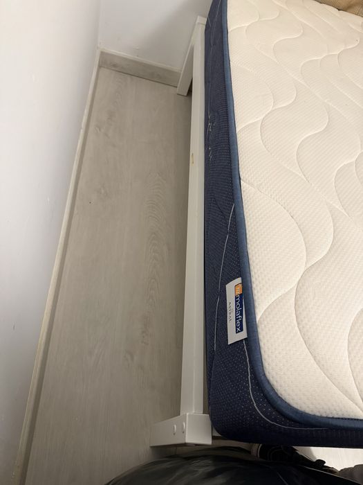 Cama casal em madeira