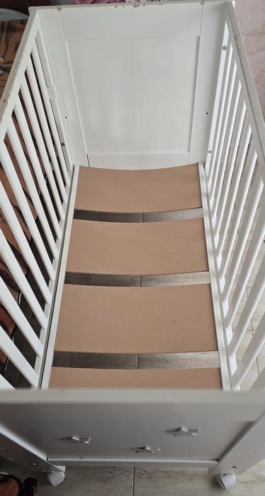 Cama branca de bebé