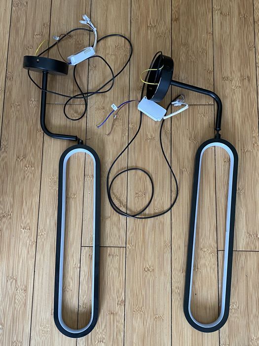 Czarne wiszące lampki