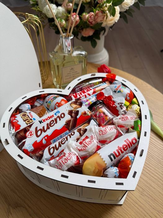 Подарункові бокси ручної роботи з шоколадом, цукерками та печивом