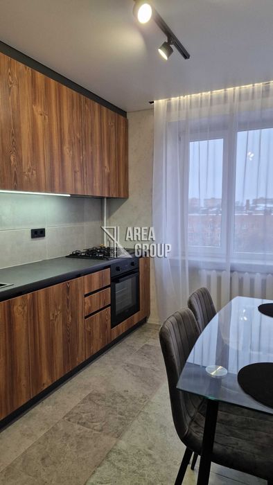 Продається простора 3-кім. квартира з новим ремонтом в Центрі міста