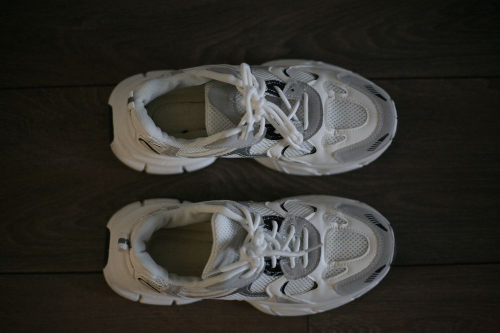 Кросівки білі з сітчатою вставкою