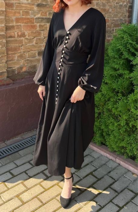 Чорне плаття з ґудзиками