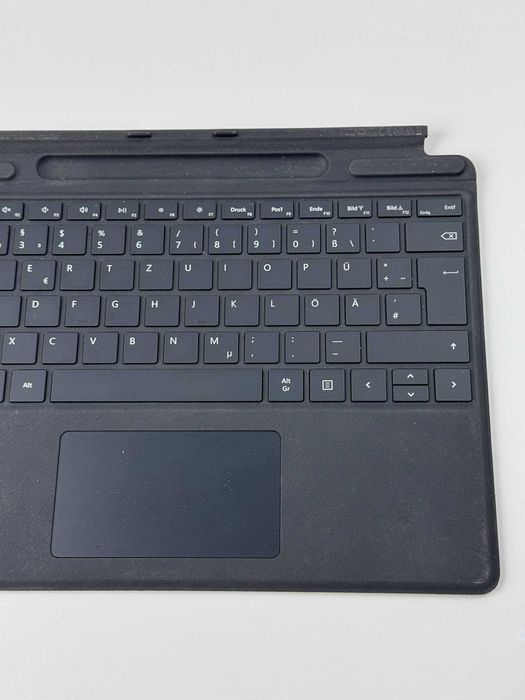 Чохол-клавіатура Microsoft Surface Pro Signature Keyboard QWERTZ Black (з тачпадом, німецька розкладка)