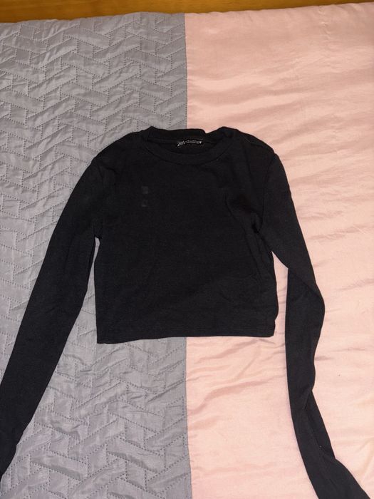 Top de maga comprida por cima do umbigo preta basica