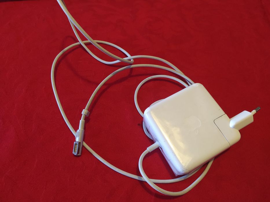 Portátil MacBook Pro I5 e Carregador. A funcionar na Perfeição