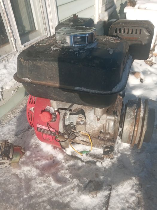 Бензиновий мотор мотоблок.