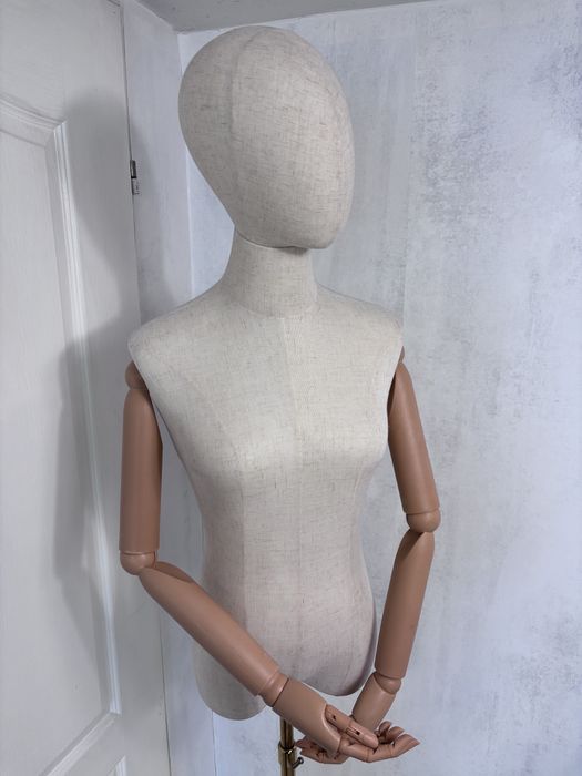 Piękny manekin na Złotej podstawie