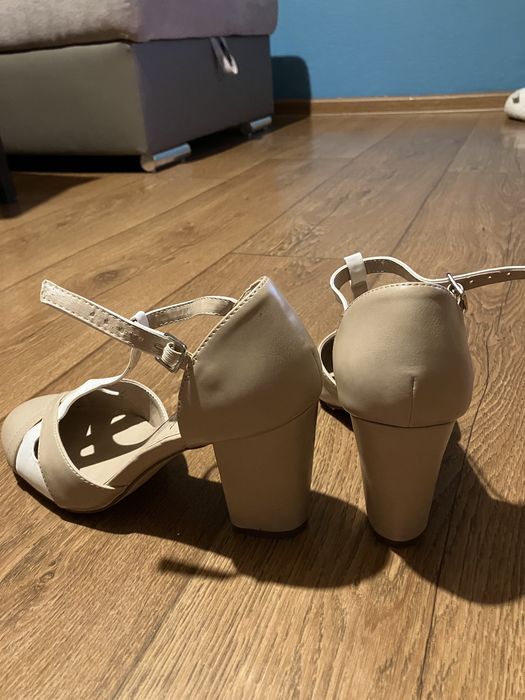 Buty na obcasie   .