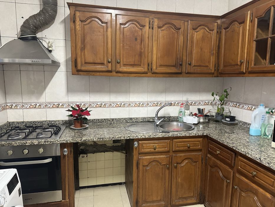 Cozinha antiga de madeira com marmore