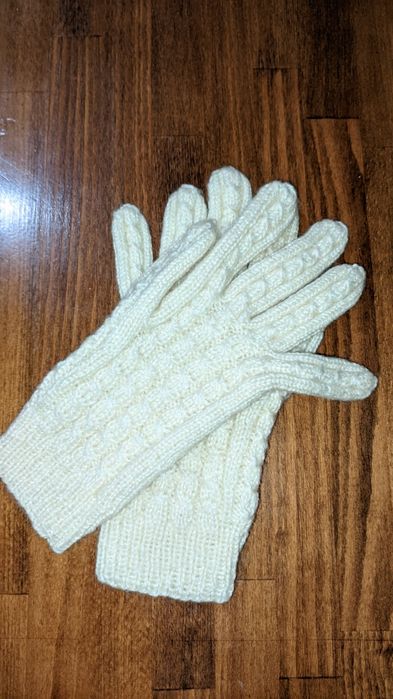 В'язані жіночі перчатки.