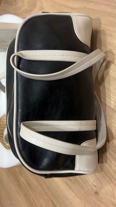 Bolsa / Mala Mulher Estilo Bowling/Duffle - Preta com Detalhes Brancos